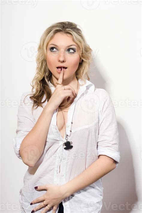 Jolie Jeune Femme Blonde 18944790 Photo De Stock Chez Vecteezy