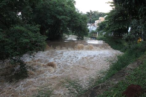 Chuvas Fortes Elevam N Vel Do Ribeir O Da Penha A Metros V Deo