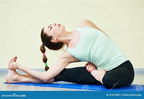 Yoga De La Aptitud Mujer Que Hace Estirando Ejercicios En Gimnasia Foto