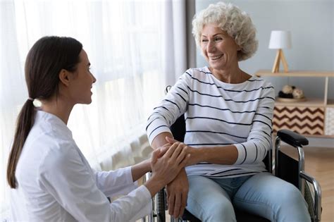 F Rsorgliche Krankenschwester Betreuerin Halten Handst Tze Behinderte