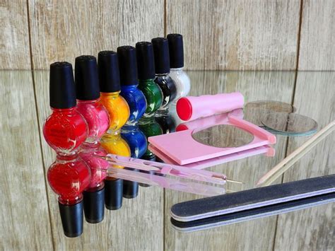 Diseños de uñas colores nude y rosado para unas manos delicadas y de vanguardia imágenes de