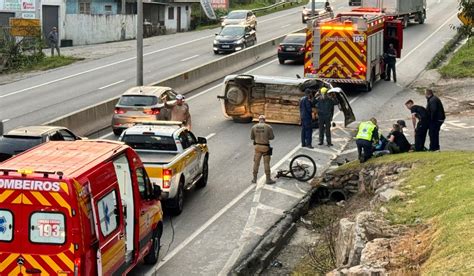 Motorista capota carro atropela ciclista e congestiona trânsito na SC