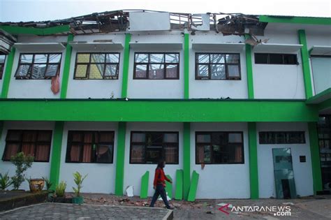 Gedung Sekolah Rusak Karena Gempa Di Malang Antara News