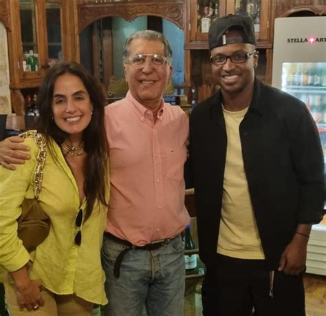 Carol Peixinho e Thiaguinho vão a famoso café no Carmo