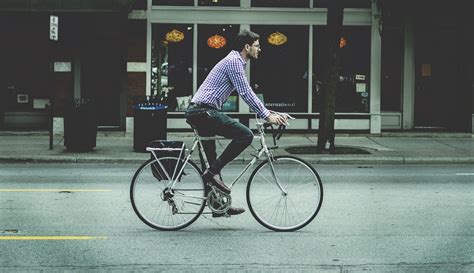 Los beneficios de andar en bici adelgaza y protege el corazón