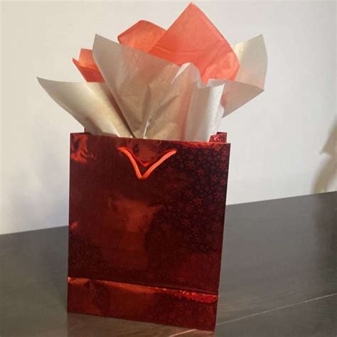 How To Put Tissue Paper In A Gift Bag Gift Guide Ideas