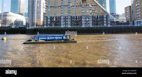 Cleaning The River Thames Hi Res Stock Photography And Images Alamy