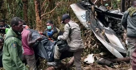 Bodies Removed From Papua Plane Crash Site The New York Times