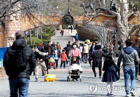 옅은 황사 속에서도 봄 날씨 만끽서울 도심 곳곳 북적 네이트 뉴스