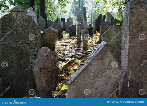 Histórico Cementerio Judío Con Tumbas Rocosas En Praga Y Monumentos