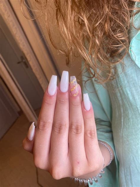 Ongles nails milky white Ongles anniversaire Vernis à ongles Idee