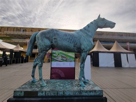 Jra Van公式 On Twitter まだお客さんがいないパリロンシャン競馬場の様子を少しだけご紹介。 競馬場に入場してまず出迎えて