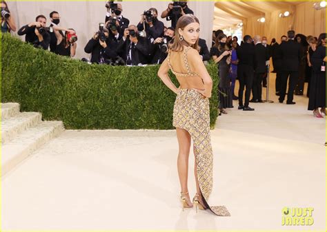 Emma Chamberlain Goes For Gold At Met Gala Photo Photo