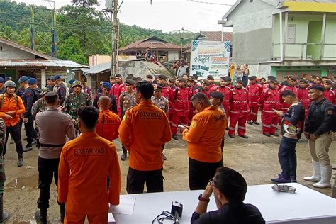 Muertos Tras Un Deslizamiento De Tierra En Indonesia