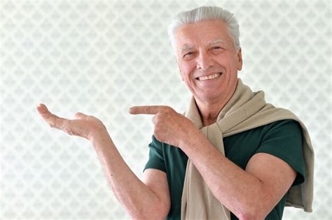 Retrato De Feliz Hombre Mayor En Camisa Se Alar Foto Premium