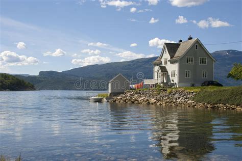 Casa Escandinava En Hardangerfjord Foto De Archivo Imagen De Paisaje