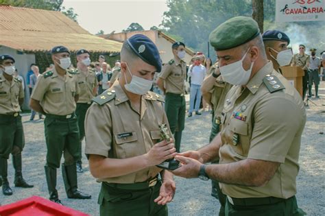 Alunos Do Curso De Cavalaria Recebem As Esporas Ap S Atividade De