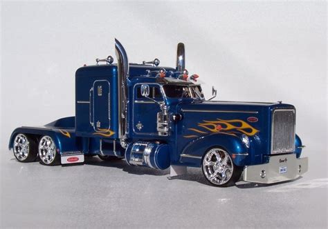 Peterbilt Custom Rig 1/25 Scale Model Truck