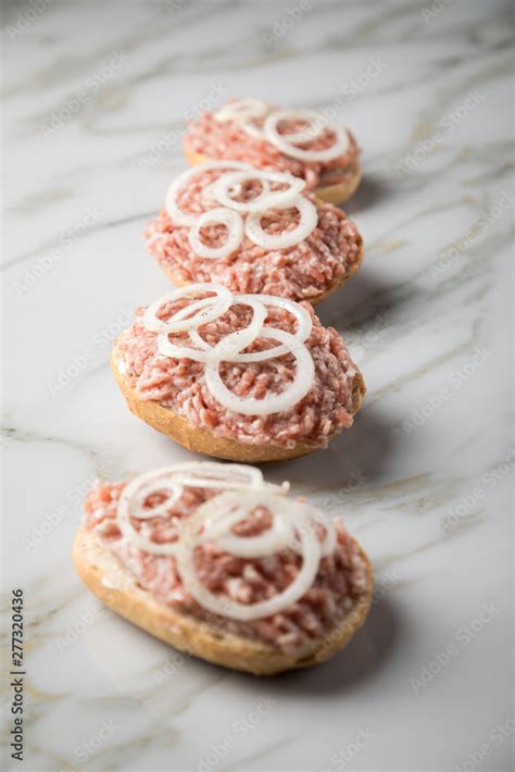 Deutsche Mettbrötchen mit rohen Schweine Mett Brötchen Butter