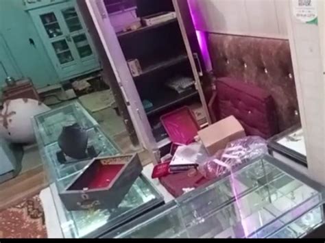 Thieves Target Jewelers Shop Clear Hands On Jewelery And Cash Worth