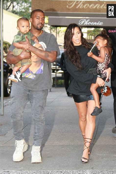 Photo Kim Kardashian Kanye West Et Leurs Deux Enfants Saint Et North