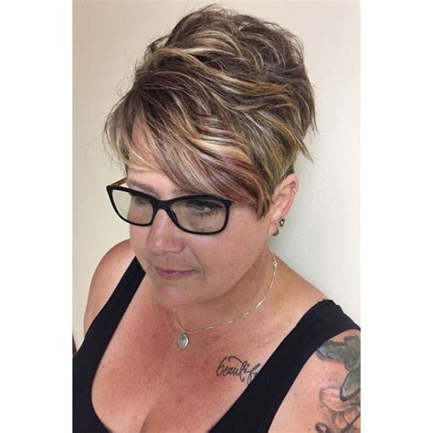 Brown Haircolor Blonde Highlights Pixie Haircut Brown Hair With Blonde Highlights Short Brown