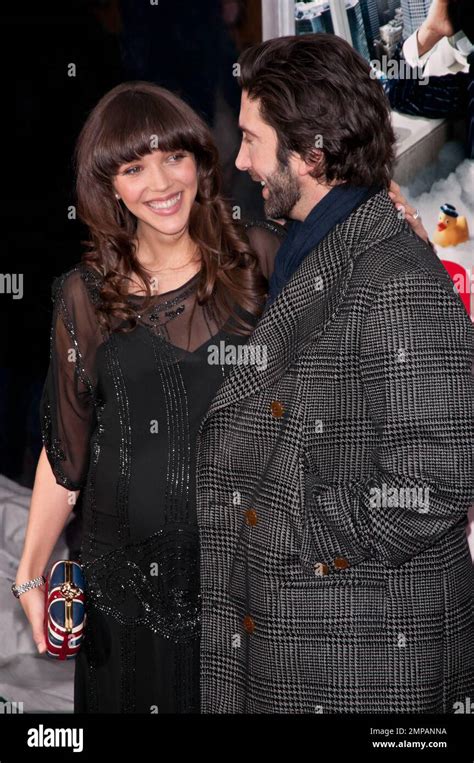 David Schwimmer And Pregnant Zoe Buckman Walk The Red Carpet At The