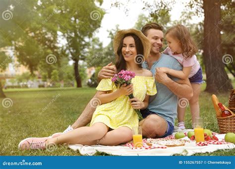 Fam Lia Feliz Que Tem O Piquenique No Parque Imagem De Stock Imagem