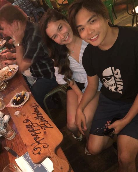 Momen Kuliner Asyik Si Cantik Casey Thomas Tunangan Shin Lim Foto 8