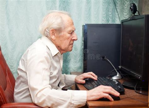 Vieil Homme Travaillant Sur L Ordinateur Image Stock Image Du