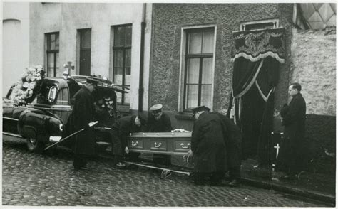 Begrafenisondernemer Plaatst Kist In Auto Ca 1955 Huis Van Alijn