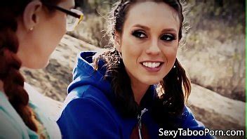 Una rossa dai grossi seni si è fottuta in un trio XVIDEOS