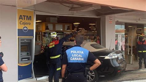 Un vehículo impacta contra un supermercado del sur de Gran Canaria