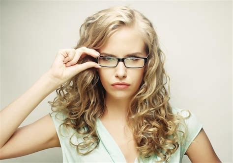 Images de Fille Blonde Lunettes Téléchargement gratuit sur Freepik