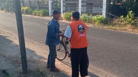 Relawan Ansharu Syariah Bagikan Nasi Bungkus Untuk Sarapan Pagi Di