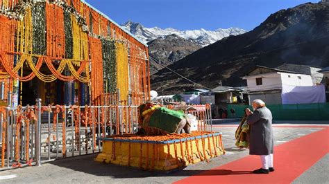 Congress Row Pm Modi Bjp Leaders Wearing Shoes Kedarnath Temple