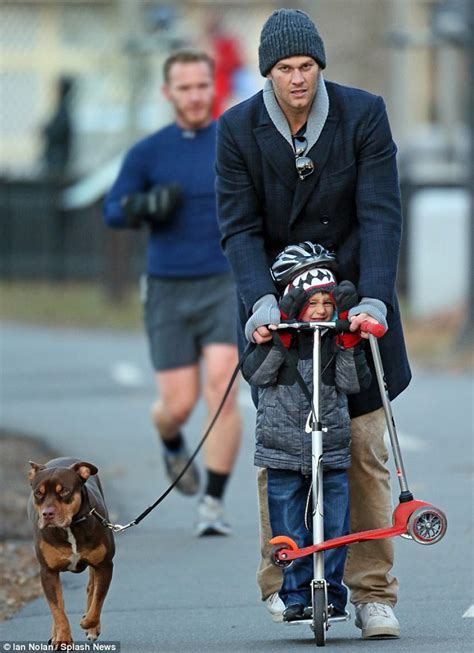 Gisele B Nchen E Tom Brady Passeiam Os Filhos E A Cachorra Lua