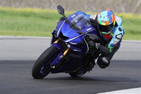 Yamaha Yzf R First Ride Review Sportbikes Inc Magazine