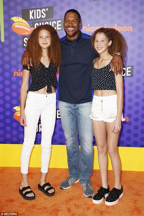 Michael Strahan brings twin daughters Isabella and Sophia to the Kids ...