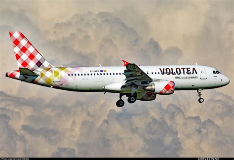 Volotea Airlines Airbus A320 EC NPB Photo 66956 Airfleets Aviation