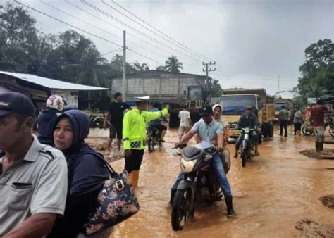 Arus Lalu Lintas Di Titik Banjir Bandang Jalan Nasional Di Aceh Selatan