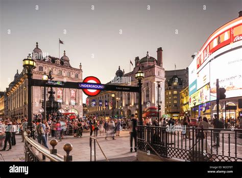 Piccadilly Circus London England Uk Stock Photo Alamy