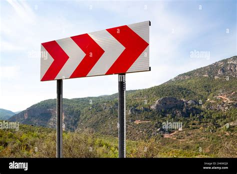 Panneau De Direction De Virage Dangereuxpanneau De Direction De Virage