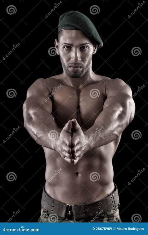 Homem Muscled Em Um Fundo Preto Imagem De Stock Imagem De Flexionar