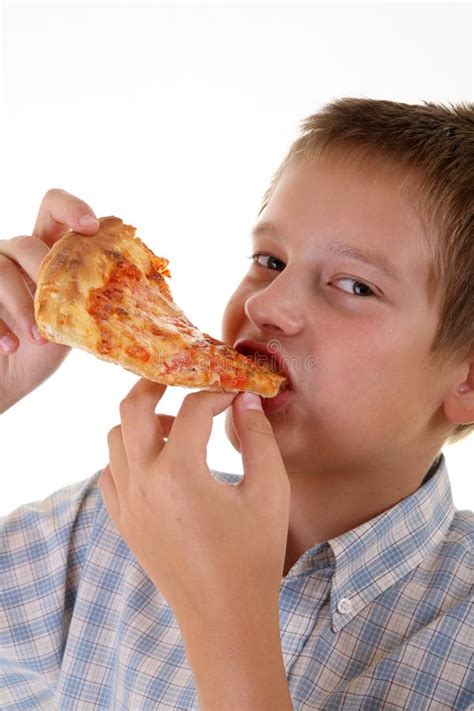 Netter Kleiner Junge Der Pizza Isst Stockfoto Bild Von Schauen