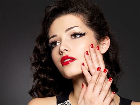 Beauté Mode Femme Avec Des Ongles Rouges Des Lèvres Et Du Maquillage