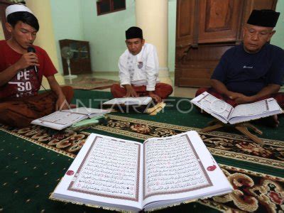 Tadarus Al Quran Di Bulan Ramadhan Antara Foto