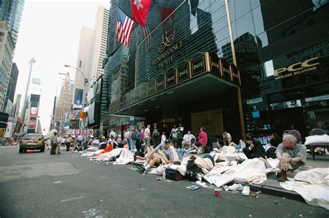 15 Years Ago Northeast Blackout Plunges Nyc Into Darkness Photos