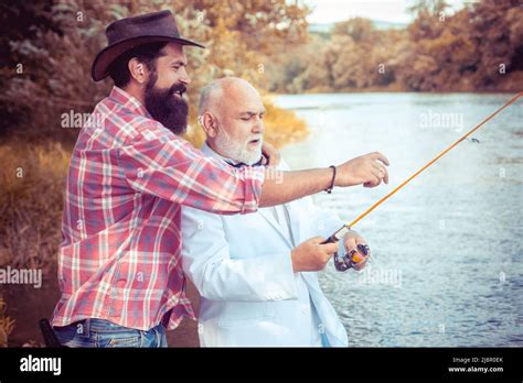 Hombre Mayor Maduro Con Amigos De Pesca Vacaciones De Verano Gente