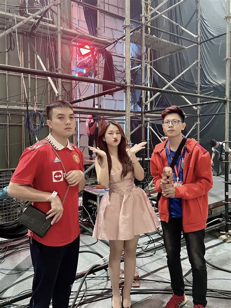 Xuất hiện trên sân khấu của Độ Mixi hot girl Valorant bỗng chốc bối rối vì lượng tương tác khủng